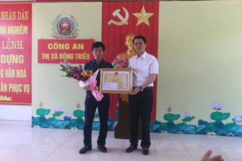 Ông Phạm Văn Thành, Bí thư Thị ủy, Chủ tịch UBND TX Đông Triều trao thưởng cho lái xe bán tải đâm ngã tên cướp tiệm vàng.