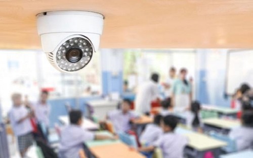 Nhiều giáo viên cho rằng việc lắp camera trong lớp học góp phần gây thêm áp lực. Ảnh: TL