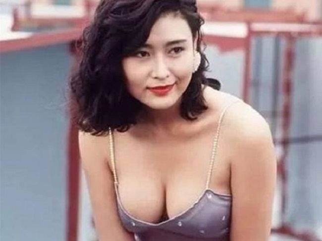 Diệp Ngọc Khanh cũng từng được mệnh danh là &#34;Nữ hoàng phim 18+&#34; Hong Kong trong những năm 1990. Sau khi đoạt giải Á hậu châu Á 1985, Diệp Ngọc Khanh lọt vào mắt xanh của nhiều nhà làm phim. Dù được ưu ái nhưng tên tuổi của Diệp Ngọc Khanh vẫn không thể vụt sáng thành ngôi sao.