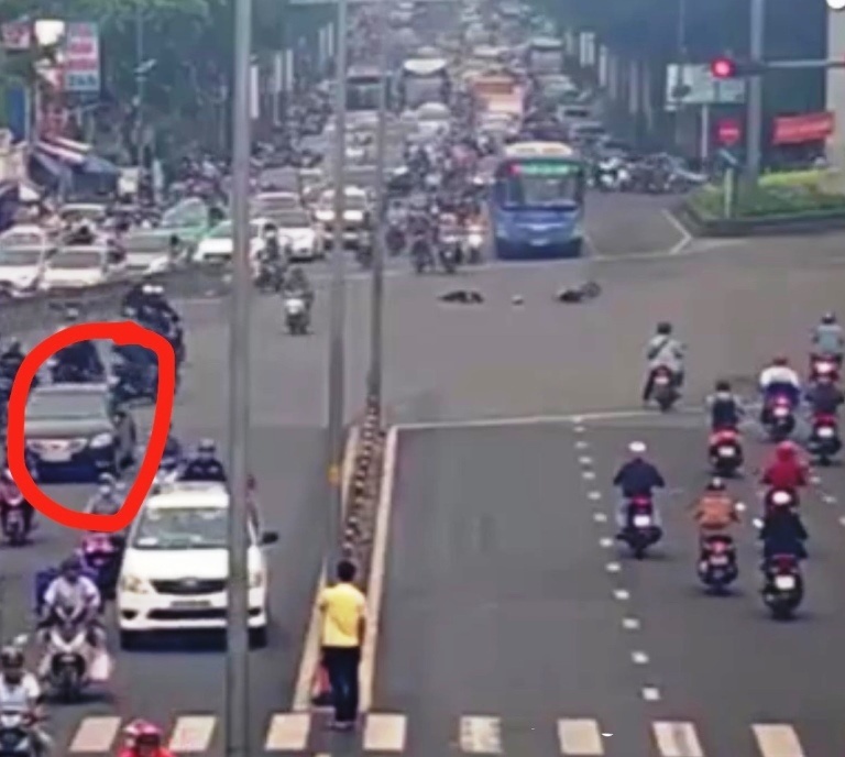 Hình ảnh camera ghi lại thời điểm tai nạn, chiếc xe Camry chạy khỏi hiện trường