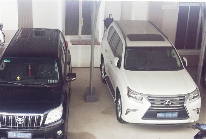 Hai chiếc ô tô tại Văn phòng UBND tỉnh Cà Mau được doanh nghiệp tặng gây tranh cãi trước đâyẢnh: IT