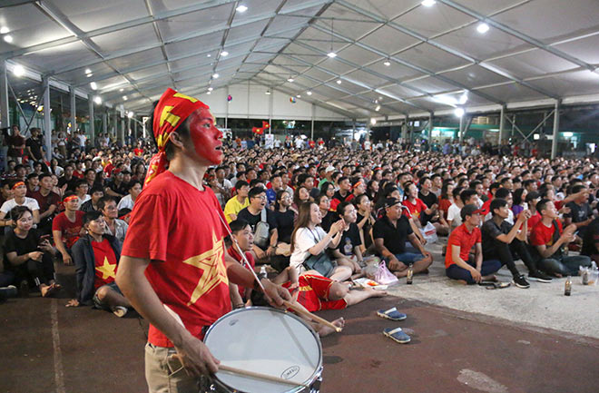 Không thể trực tiếp đến sân Mỹ Đình, đông đảo cổ động viên bóng đá tại TP.HCM đã tập trung tại sân vận động Hoa Lư (Quận 1) để cổ vũ cho đội tuyển Việt Nam trước cuộc đối đầu với Malaysia trong khuôn khổ vòng loại World Cup 2022 khu vực châu Á diễn ra tối ngày 10/10.