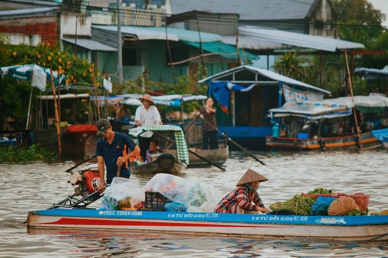 Chợ nổi Ngã Năm vào lúc 6 giờ sáng.