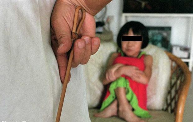 Một bé gái ở Trung Quốc tử vong sau khi bị mẹ đánh vào sau đầu vì làm sai bài tập.