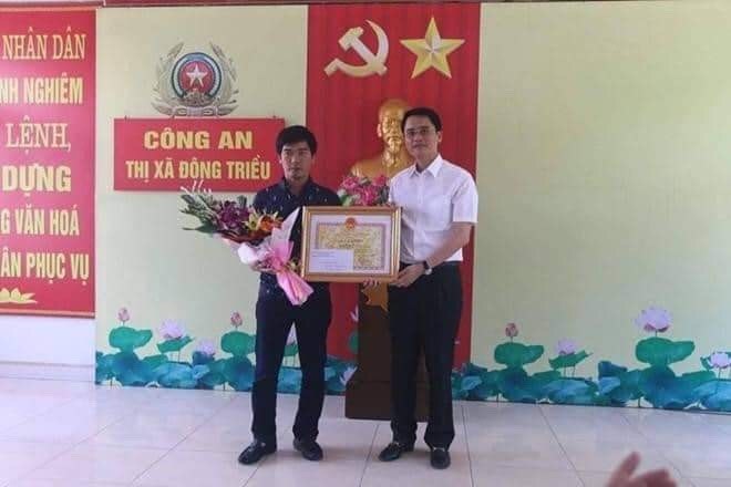 UBND TX Đông Triều (Quảng Ninh) trao thưởng cho anh H. vì kịp thời can thiệp, khống chế đối tượng cướp tiệm vàng ở Quảng Ninh