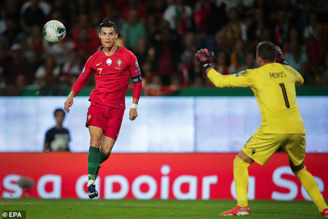 Ronaldo phô diễn kỹ thuật siêu đẳng trong bàn thắng nâng tỷ số lên 2-0 của Bồ Đào Nha trong đại thắng 3 bàn cách biệt trước Luxembourg ở vòng loại Euro 2020 tại Lisbon