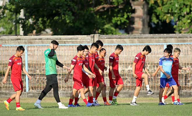 Tuấn Anh đi bộ thả lỏng cùng đồng đội dưới sự giám sát của bác sĩ Choi. Tiền vệ gốc Thái Bình bị giật cơ đùi phải, bỏ ngỏ khả năng ra sân đấu Indonesia vào ngày 15/10.