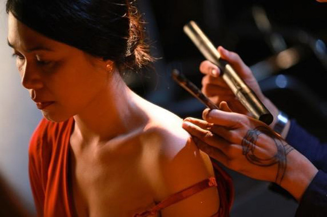 Có những cảnh gợi cảm khi lộ ngực, làm hình xăm trong vai người tình của thầy lang Huỳnh trong phim, Đinh Y Nhung cho thấy khả năng diễn xuất xuất sắc.
