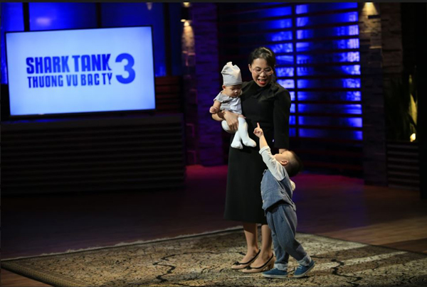 Nữ startup dẫn theo 2 thiên thần nhỏ đến kêu gọi đầu tư tại chương trình Shark Tank.