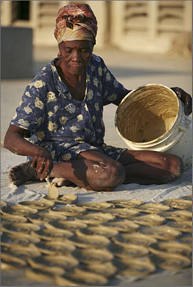 Sở dĩ bánh bùn được làm để ăn vì nạn đói, thiên tai, thiếu lương thực.