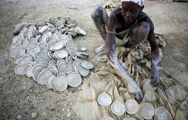 Người ta có thể thấy trẻ em, người lớn ở Haiti cầm bánh bùn rồi nhai rau ráu như bánh quy ở nhiều quốc gia khác