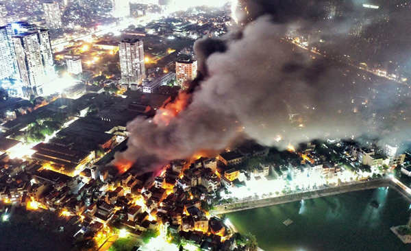 Đám cháy nhà kho Công ty bóng đèn phích nước Rạng Đông bùng phát lúc 18h chiều 28/8.