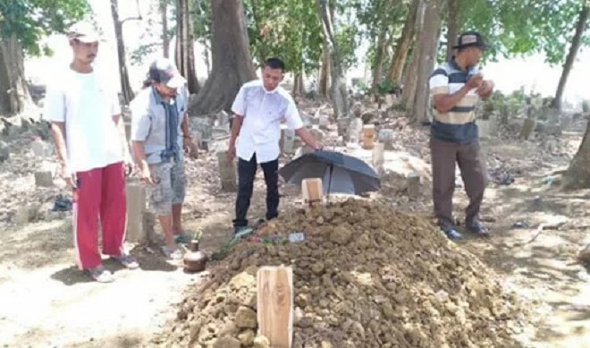 Gia đình Sunarto làm tang lễ, chôn cất người thân mà&nbsp; không biết người đàn ông Indonesia&nbsp;còn sống.