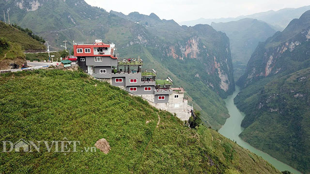 Sau nhiều chỉ trích của dư luận và chờ đợi xử lý của tỉnh Hà Giang, công trình Panorama trên Mã Pí Lèng bất ngờ khoác lên mình màu áo mới.