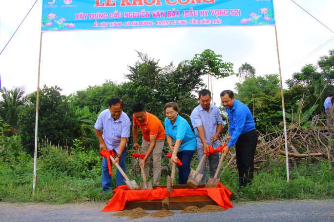 Các đại biểu thực hiện nghi thức khởi công cầu