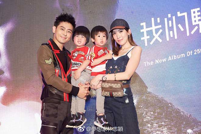 Đến cả Trọng Thiên Kỳ ngày nào giờ cũng kẹp nách 3 con.