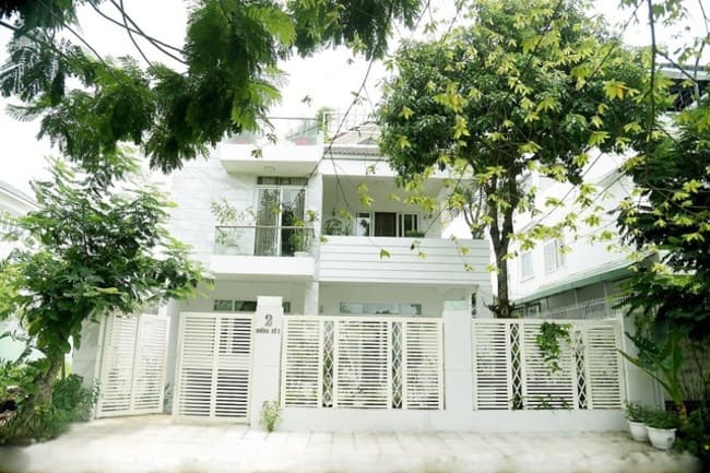 Căn biệt thự của gia đình Quyền Linh nằm ở quận 7 TP Hồ Chí Minh. Không gian bên ngoài căn biệt thự nổi bật với tông trắng chủ đạo, sân vườn rộng rãi và vô cùng gần gũi với thiên nhiên.