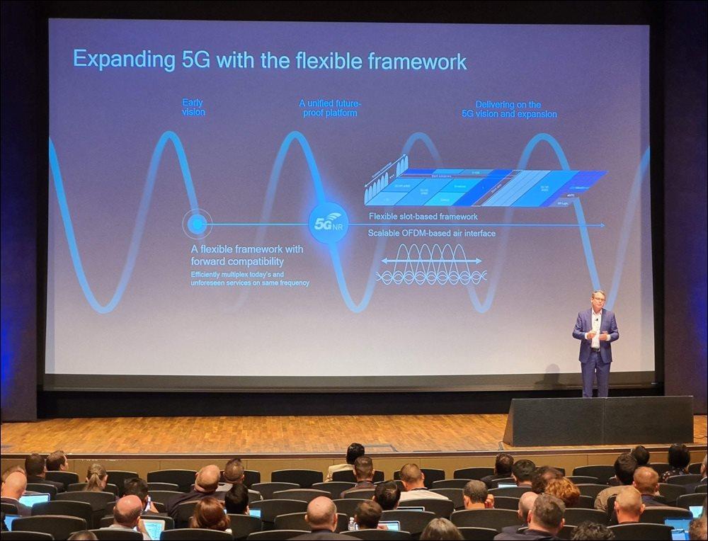 Theo ông&nbsp;John Smee, mạng di động 5G linh hoạt nên dễ mở rộng nhiều kịch bản triển khai và nhiều phổ tần. Ảnh: H.Đ&nbsp;