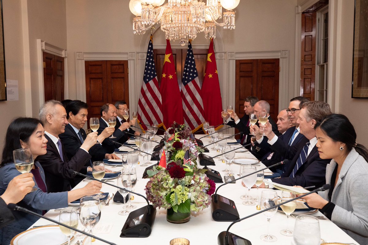 Phái đoàn Trung Quốc cười rất tươi trong bữa tối với phía Mỹ.