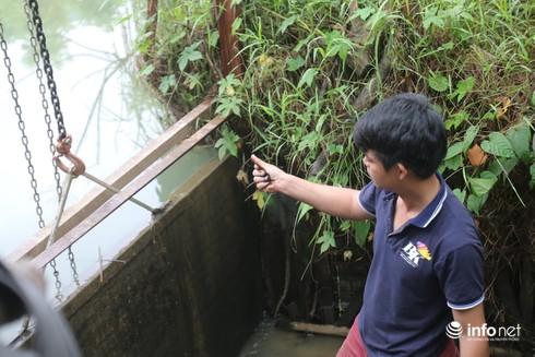 Dù đã vài ngày trôi qua nhưng nước từ ao cá nhà anh Dũng, lấy nguồn từ suối Khại vẫn bốc mùi khét. Đáng chú ý, gần 1 tấn cá trong ao của anh do sử dụng nguồn nước từ suối Khai bất ngờ bị chết trắng ao trong các ngày 8-9/10.