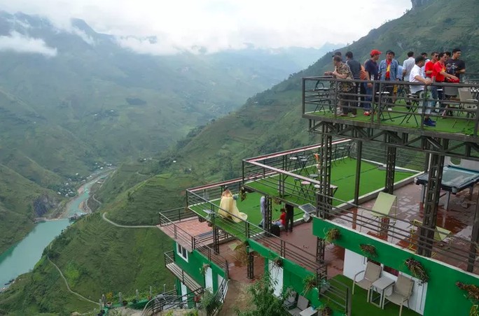 Công trình nhà hàng, nhà nghỉ Panorama thu hút nhiều du khách khi đến Mã Pí Lèng - Ảnh: Huy Thanh