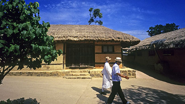 Làng Andong Hahoe: Ngôi làng dân gian mang tính biểu tượng nhất của Hàn Quốc ở tỉnh Bắc Gyeongsang là nơi sinh của các học giả và quý tộc của gia đình Ryu.
