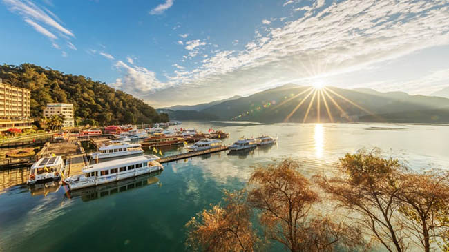 Hồ Sun Moon, Nam Đầu: Hồ Sun Moon là hồ lớn nhất ở Đài Loan và là nơi sinh sống của bộ lạc thổ dân Thao. Du khách nên ghé thăm vào lúc mặt trời mọc để được chiêm ngưỡng khung cảnh hoàn mỹ nhất.

