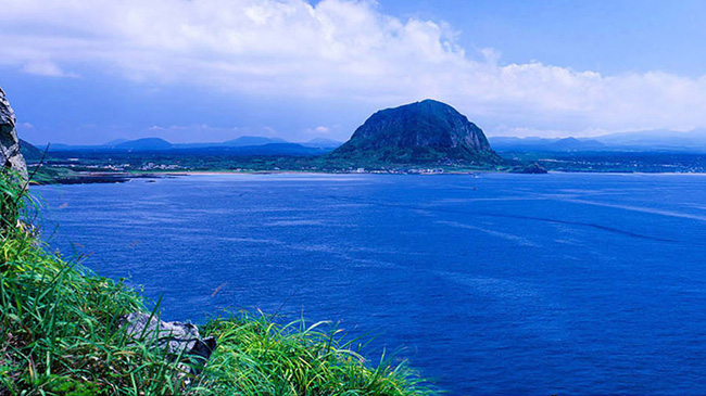 Songaksan: Được biết đến với 99 đỉnh núi, ngọn núi lửa Jeju này có một miệng núi lửa có đường kính 500 mét. Phải mất một giờ để đi bộ đến đỉnh cao nhất, cao 104 m so với mực nước biển.
