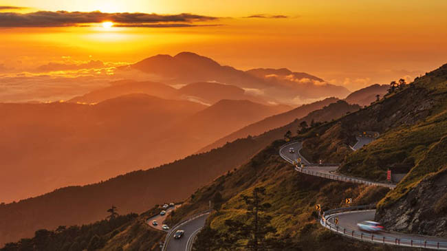 Central Mountain Range: Central Mountain Range là một trong 5 dãy núi chính ở Đài Loan. Dãy núi này có những cảnh đẹp lung linh mà du khách có thể được chiêm ngưỡng như " Biển mây " xuất hiện vào lúc bình minh và hoàng hôn.
