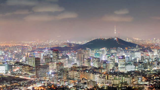 Inwangsan: Ngọn núi cao 339 m ở ngoại ô Seoul này có lẽ là nơi có tầm nhìn tốt nhất của thành phố. Từ nơi đây du khách sẽ nhìn thấy các cung điện, tháp Seoul và Nhà Xanh, nơi ở của tổng thống Hàn Quốc.
