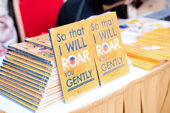 Cuốn sách “So That I Will Roar You Gently” do các em học sinh trung học Vinschool viết hoàn toàn bằng Tiếng Anh