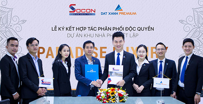 Ông Nguyễn Văn Bé – Tổng giám đốc Công ty CP Socon Việt Nam (bên trái) và Ông Nguyễn Quốc Quý – Tổng giám đốc Công ty CP Đất Xanh Premium (bên phải) ký kết hợp tác phân phối dự án Paradise Luxury
