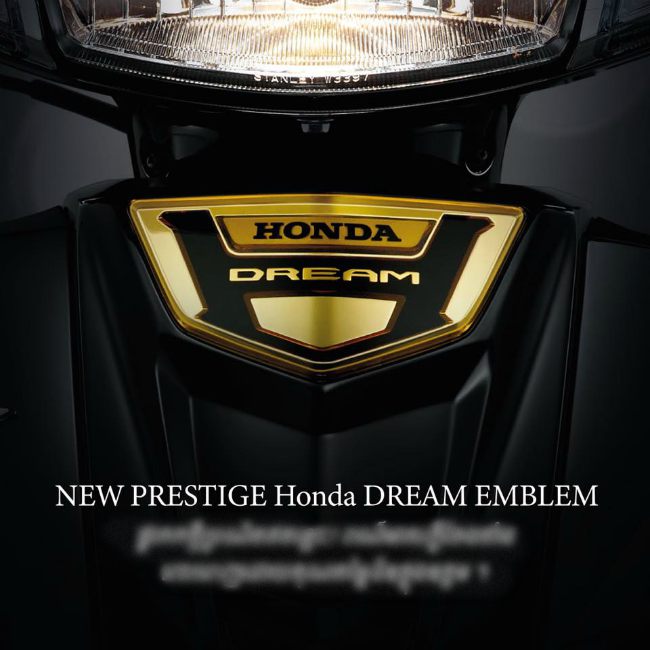 Mặt trước xe với huy hiệu Honda tông màu đen và vàng nổi bật nhìn vô cùng sang chảnh.