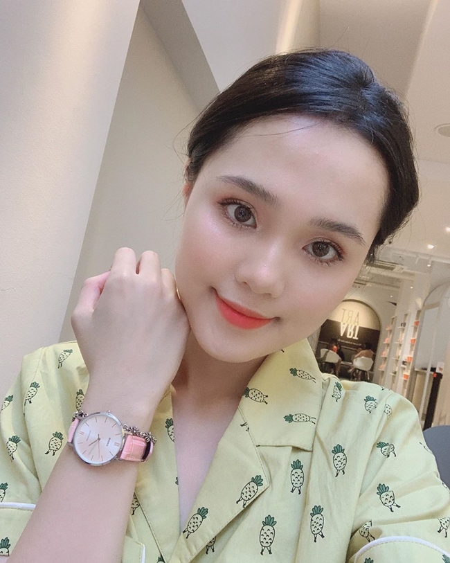 Sinh ra trong gia đình có điều kiện kinh tế khá giả song bạn gái Duy Mạnh vẫn tự kinh doanh quần áo, mỹ phẩm. Quỳnh Anh được đánh giá là cái tên nằm trong top những cô bạn gái cầu thủ kiếm tiền giỏi nhất của tuyển Việt Nam.