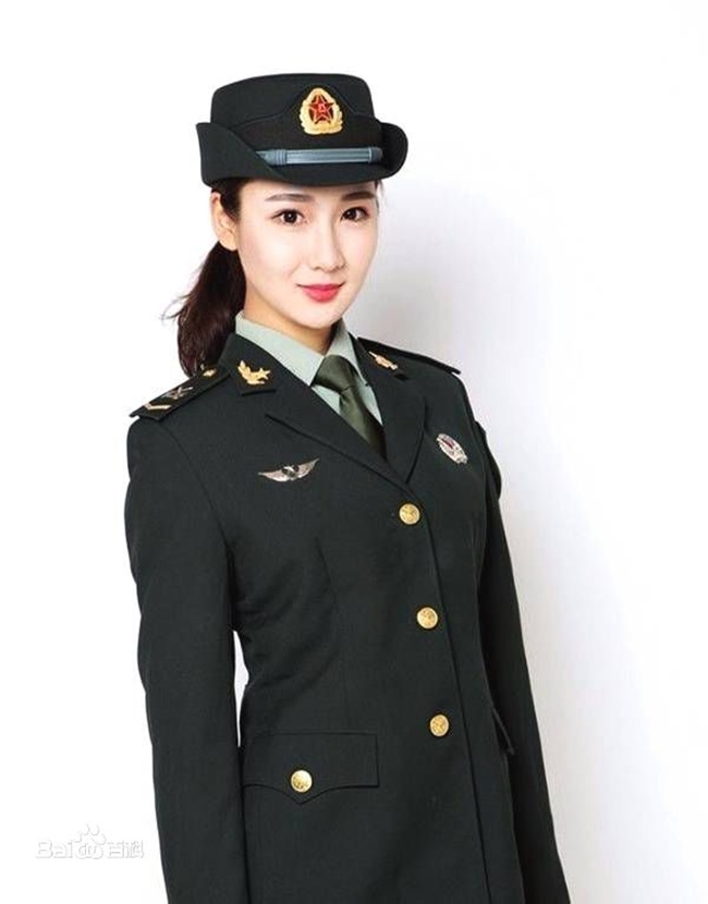 Không chỉ riêng nữ quân nhân Nga, nữ quân nhân Trung Quốc cũng khiến người khác say sưa ngắm nhìn trong trang phục quân đội.