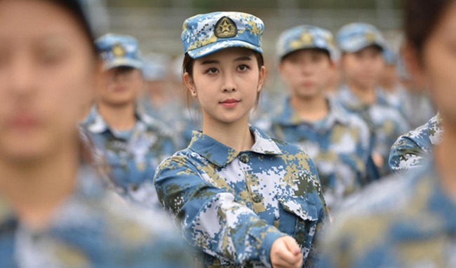Không hề cầu kì trang điểm, khi khoác lên mình bộ quân phục, các cô gái Trung Quốc vẫn được đánh giá là xinh đẹp. 