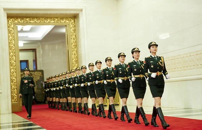Những bông hồng xinh đẹp trong quân đội và lực lượng vũ trang Trung Quốc tập luyện trước lễ duyệt binh. 