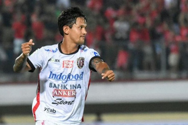 Tuy nhiên, trong một bài viết năm 2018, tờ Merdeka của Indonesia điểm danh 4 cầu thủ Indonesia có mức lương cao. Bài viết có nhắc đến tên Ifran Bachdim và nói mức lương của anh ta hàng tháng là 130 triệu Rupiah (~214 triệu đồng/tháng).