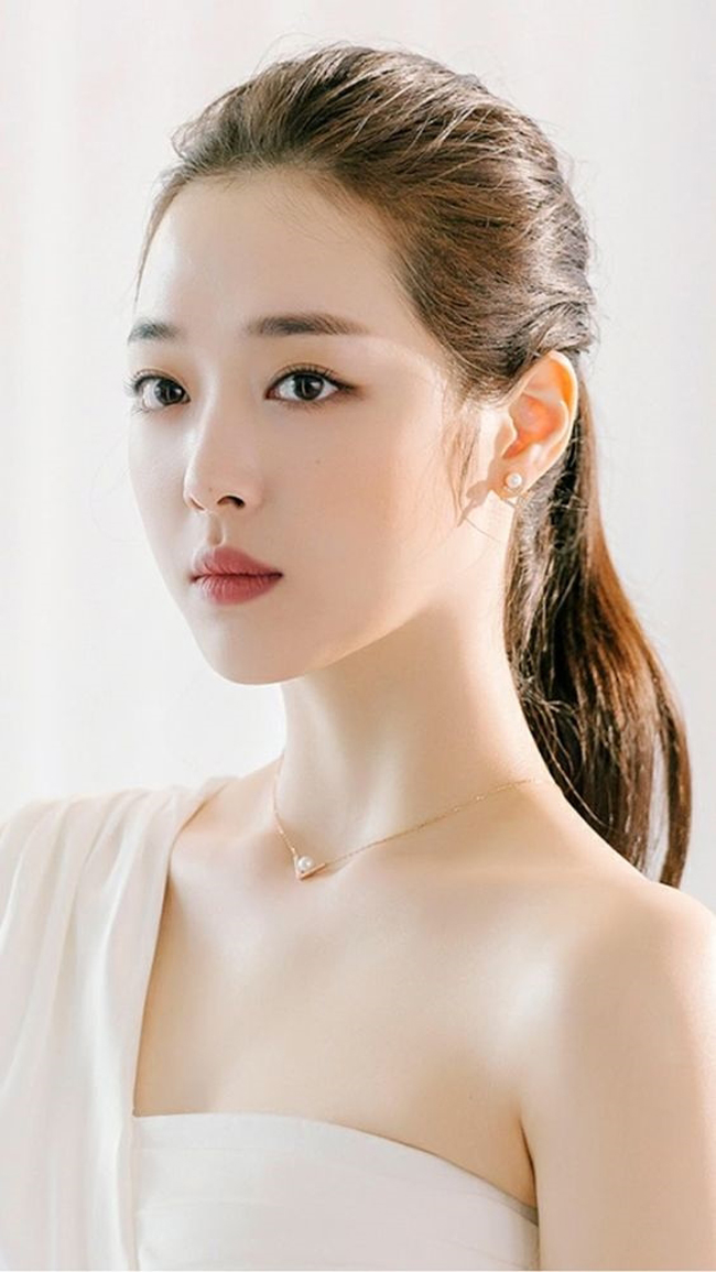 Sulli qua đời vào chiều 14/10 tại nhà riêng, bị nghi treo cổ tự sát. Nhiều người hâm mộ tiếc thương cho nữ ca sĩ, diễn viên xinh đẹp bạc mệnh.