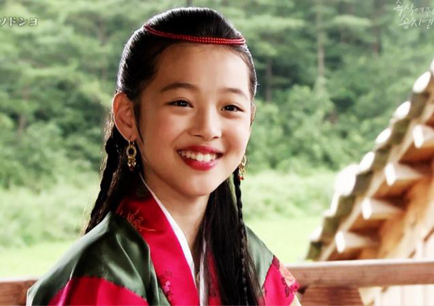 Sulli vốn xinh đẹp từ nhỏ, ngoại hình nổi bật khiến cô được nhiều người chú ý.&nbsp;