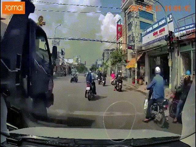 Phát hoảng với clip xe tải chèn ép, suýt đâm vào thanh niên chạy xe máy trên phố