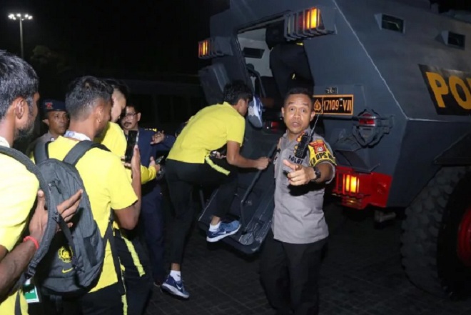 Cầu thủ Malaysia phải lên&nbsp;xe&nbsp;bọc thép để&nbsp;rời Jakarta sau trận thắng Indonesia ngày 5/9.