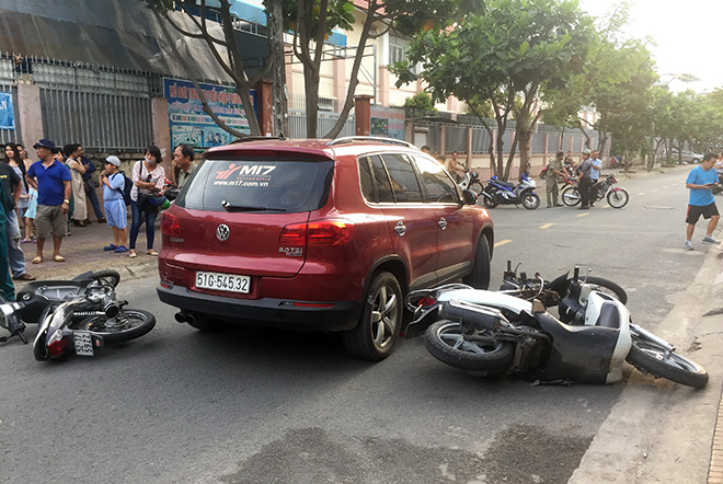 Hiện trường vụ tai nạn ô tô 7 chỗ do nữ tài xế cầm lái “làm loạn” trên phố