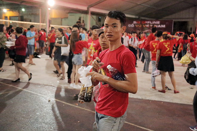 “Mỗi người một tay là khu vực này sạch ngay rác mà. Việc này rất bình thường, sau khi xem các trận bóng ở những nơi khác chúng tôi đều dọn vệ sinh sạch sẽ khu vực mình ngồi”, thanh niên nói.