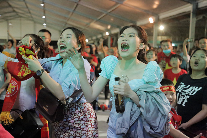 Trận đấu đã đưa người hâm mộ vỡ òa sung sướng khi sau những lần tấn công “vũ bão” của tuyển Việt Nam là lưới của đội bạn Indonesia rung lên.