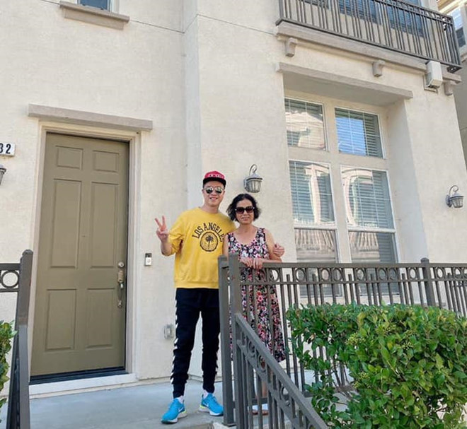 Nhật Tinh Anh chụp ảnh cùng mẹ tại ngôi nhà ở Mỹ