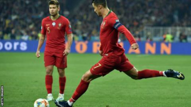 Ronaldo tròn 700 bàn: Tranh cãi mốc kỷ lục, Barca là &#34;con mồi&#34; ưa thích - 1