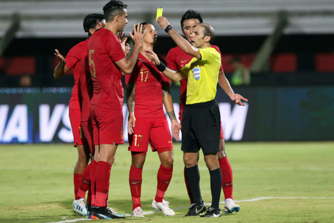 Ở phút bù giờ trận đấu, trọng tài cho ĐT Việt Nam hưởng thêm một quả phạt đền sau tình huống Quang Hải bị cầu thủ Indonesia phạm lỗi trong vòng cấm.
