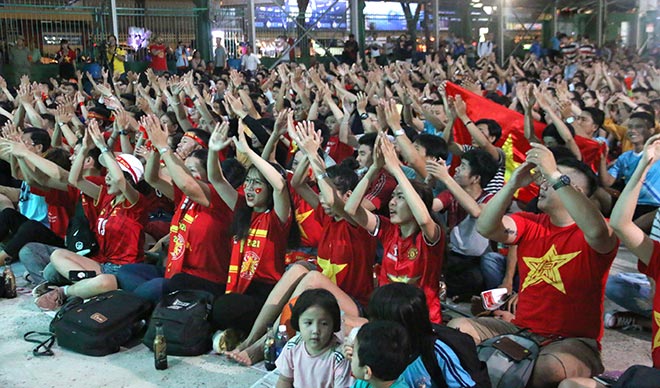 Sân vận động Hoa Lư (Quận 1) tiếp tục là điểm đến của đông đảo người hâm mộ bóng đá tại TP.HCM để cổ vũ cho tuyển Việt Nam trong chuyến làm khách trước Indonesia trong khuôn khổ vòng loại World Cup 2022 diễn ra tối ngày 15/10.