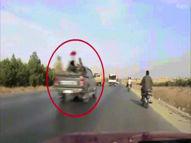 Video: Quân Mỹ rời bỏ đồng minh người Kurd, chạm mặt quân Syria kéo đến giúp